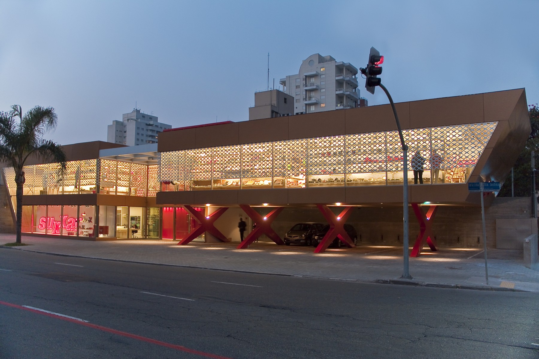 SUXXAR — Arquitetura comercial · Vista frontal